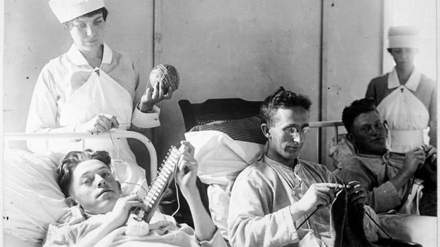 In einem Lazarett in Washington: Verwundete US-Soldaten beschäftigen sich in ihren Krankenbetten. In einem Lazarett in Washington: Verwundete US-Soldaten beschäftigen sich in ihren Krankenbetten.