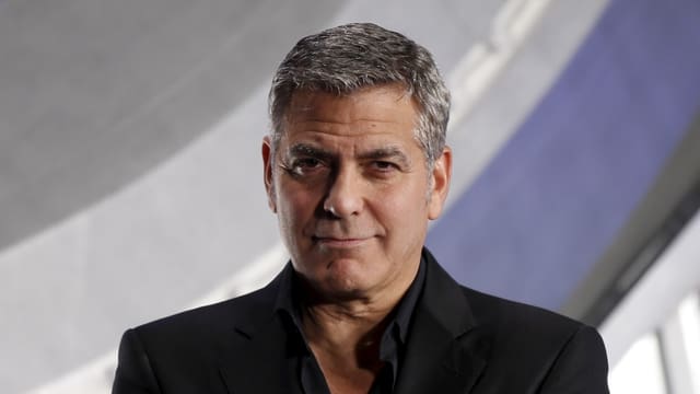 George Clooney klatscht in die Hände. George Clooney klatscht in die Hände.