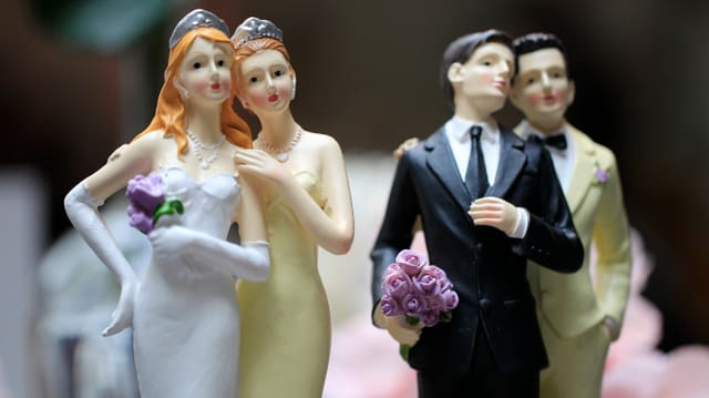 Zwei homosexuelle Ehepaare aus Kunststoff Zwei homosexuelle Ehepaare aus Kunststoff