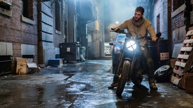 Tom Hardy als rasender Reporter Eddie Brock auf dem Motorrad. Tom Hardy als rasender Reporter Eddie Brock auf dem Motorrad.