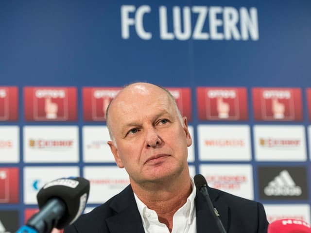 Mann vor Mikrofonen Mann vor Mikrofonen
