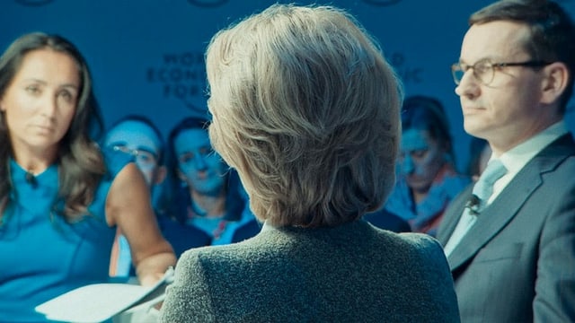 ein HInterkopf einer Frau, die an einem Meeting teilnimmt ein HInterkopf einer Frau, die an einem Meeting teilnimmt