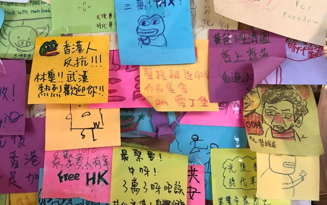 Post-it-Kleber an den Wänden Post-it-Kleber an den Wänden
