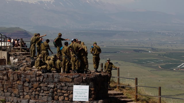 Israelische Soldaten stehen auf einem Hügel und werden gebrieft. Israelische Soldaten stehen auf einem Hügel und werden gebrieft.