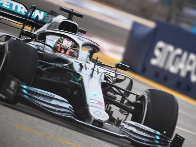 Nach dem Ferrari-Hoch in Belgien und Italien steht in Singapur mit Lewis Hamilton wieder ein Silberpfeil zuoberst. Nach dem Ferrari-Hoch in Belgien und Italien steht in Singapur mit Lewis Hamilton wieder ein Silberpfeil zuoberst.