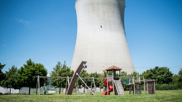 Spielplatz vor AKW-Kühlturm. Spielplatz vor AKW-Kühlturm.
