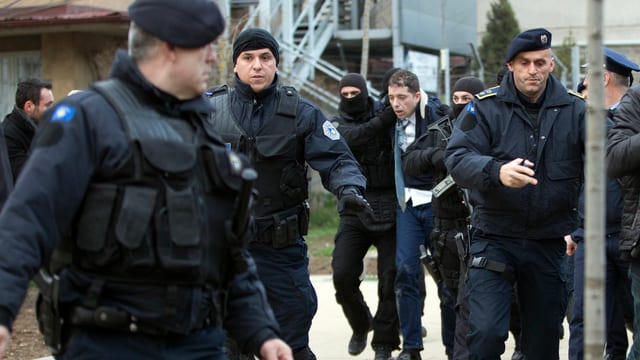 Eine kosovarische Spezialeinheit führt den serbischen Politiker ab. Eine kosovarische Spezialeinheit führt den serbischen Politiker ab.