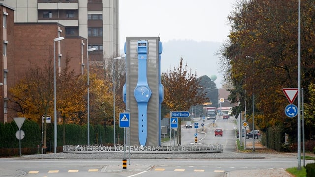 Kreisel mit grosser Swatch-Uhr in Grenchen. Kreisel mit grosser Swatch-Uhr in Grenchen.