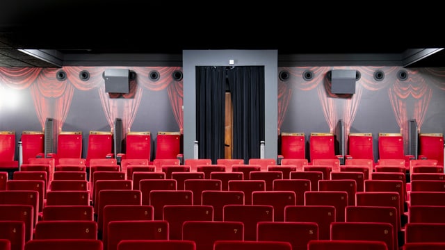 Aufnahme eines leeren Kinosaals im Kanton Waadt.