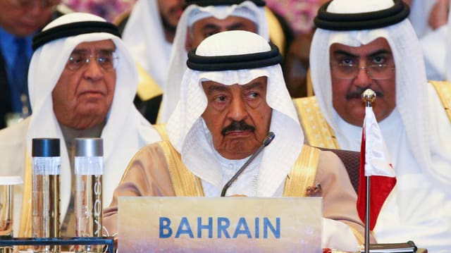 Scheich Chalifa bin Salman al Chalifa an einer Konferenz. Scheich Chalifa bin Salman al Chalifa an einer Konferenz.