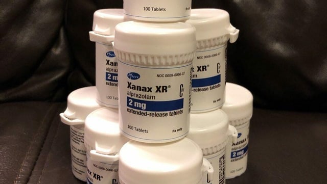 Dosen mit Xanax-Tabletten.