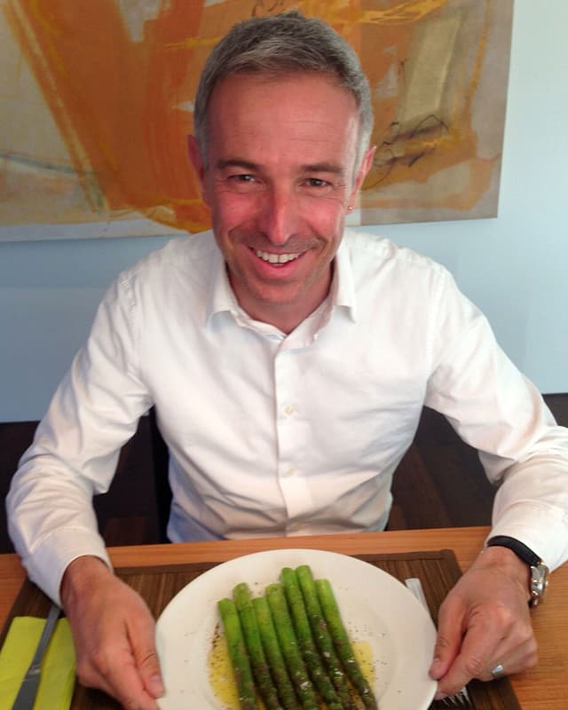 Dani Fohrler mit Spargeln. Dani Fohrler mit Spargeln.