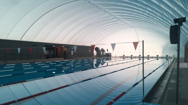 Ein überdachtes Freibad. Ein überdachtes Freibad.