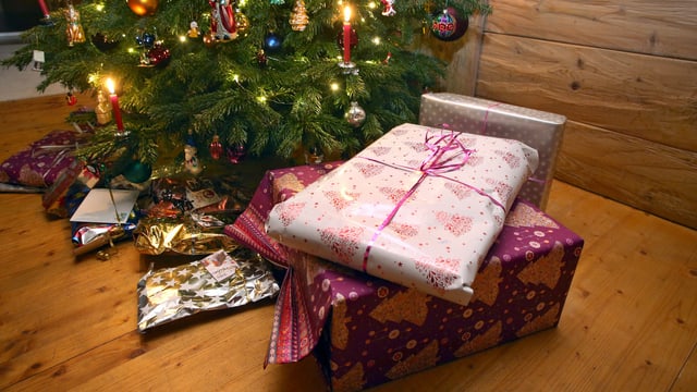 Geschenke unter Weihnachtsbaum Geschenke unter Weihnachtsbaum