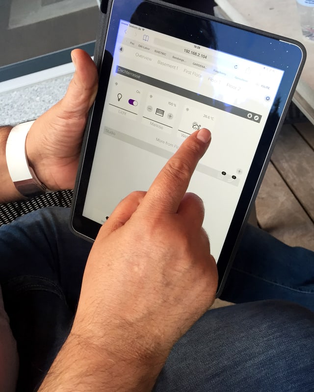 EIn iPad mit mehreren Felder, die auf dem touchsrceen angewählt werden können. EIn iPad mit mehreren Felder, die auf dem touchsrceen angewählt werden können.