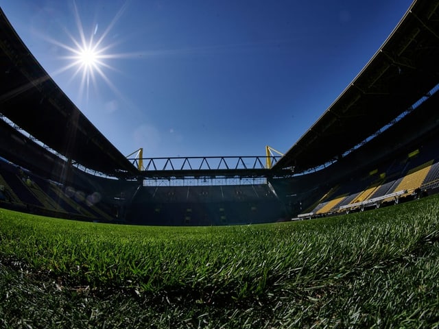 Blick ins leere Stadion von Borussia Dortmund. Der Himmel ist blau, die Sone strahlt. Blick ins leere Stadion von Borussia Dortmund. Der Himmel ist blau, die Sone strahlt.