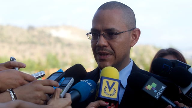Informationsminister Ernesto Villegas gibt ein Interview. Informationsminister Ernesto Villegas gibt ein Interview.