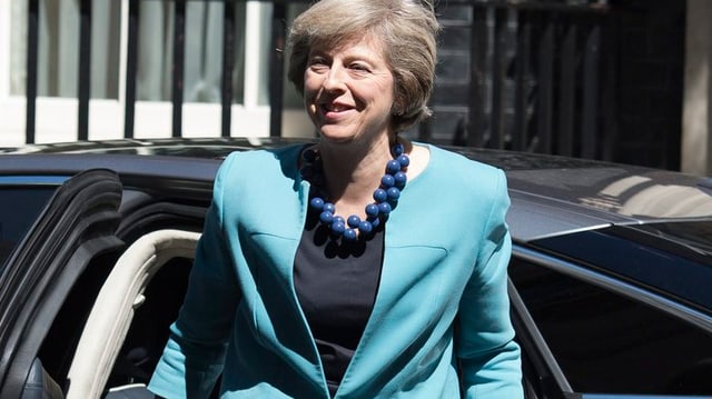 Theresa May steigt aus einem Auto Theresa May steigt aus einem Auto