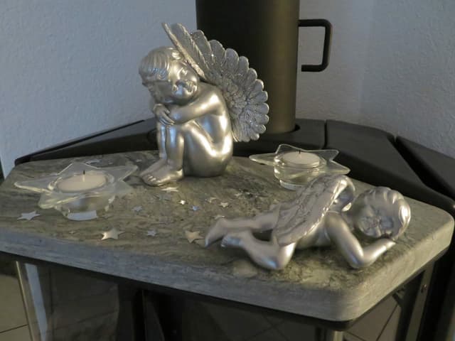 zwei schlafende Engel aus Metall.