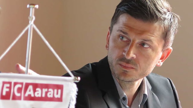 Mann blickt nachdenklich zur Seite. Mann blickt nachdenklich zur Seite.