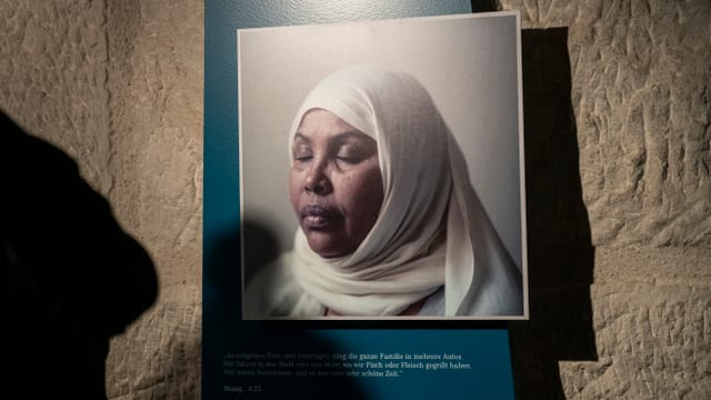 Ausstellung "Kein Kinderspiel": Ein Foto und ein Text einer Frau, erzählen von ihrer Flucht. Ausstellung "Kein Kinderspiel": Ein Foto und ein Text einer Frau, erzählen von ihrer Flucht.