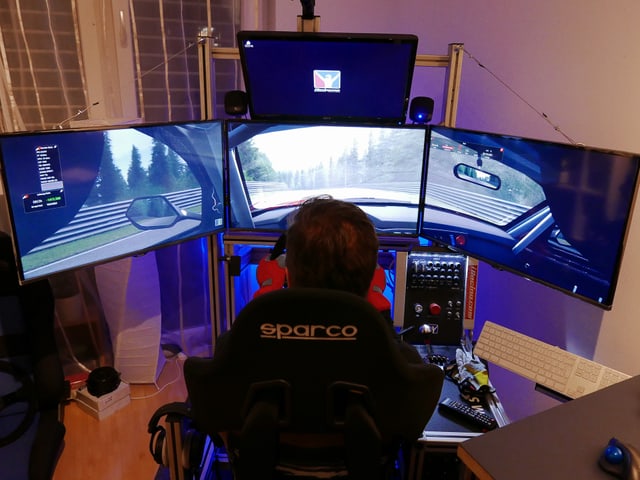 Guido im Cockpit, vor vier Monitoren. Guido im Cockpit, vor vier Monitoren.