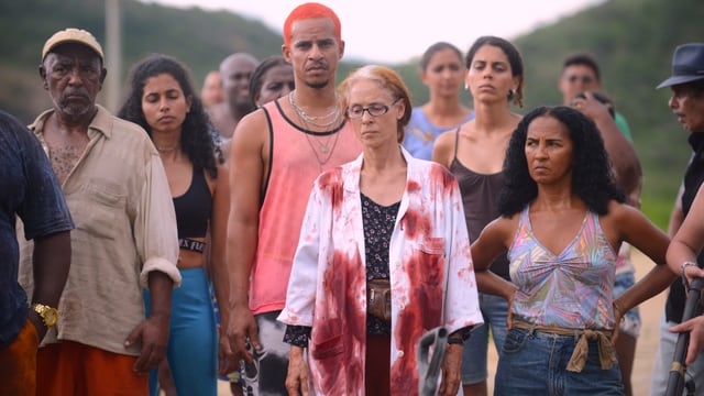 Ein gruppe von Menschen. Ein Mann hat leuchtend rote Haare, eine Frau trägt ein blutverschmiertes Hemd. Ein gruppe von Menschen. Ein Mann hat leuchtend rote Haare, eine Frau trägt ein blutverschmiertes Hemd.