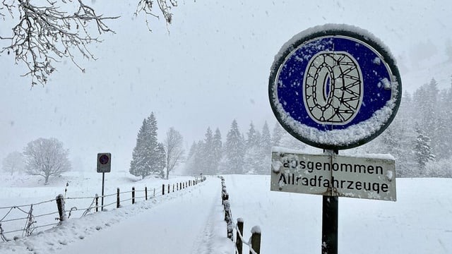 Der Winter ist im Kiental angekommen. Hier besteht ein Schneekettenobligatorium. Der Winter ist im Kiental angekommen. Hier besteht ein Schneekettenobligatorium.