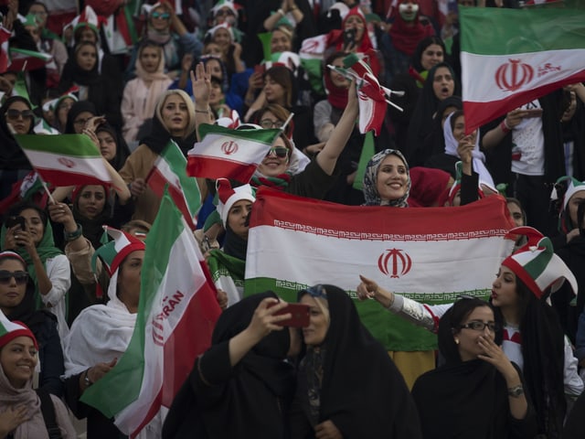 Zwischen 3500 und 4000 Frauen fanden sich im Azadi-Stadion ein. Zwischen 3500 und 4000 Frauen fanden sich im Azadi-Stadion ein.
