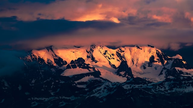 Rötliche Berge, daürber Wolken