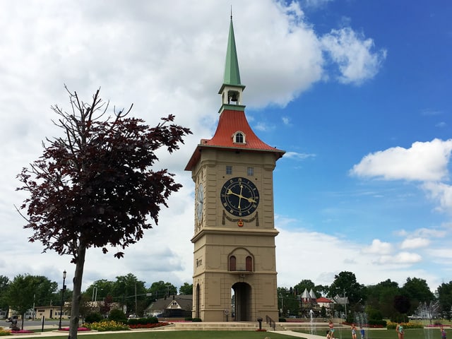 Eine freistehende Kopie des Zytgloggeturms in Berne. Eine freistehende Kopie des Zytgloggeturms in Berne.