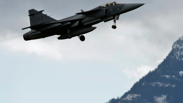 Der Gripen startet. Der Gripen startet.