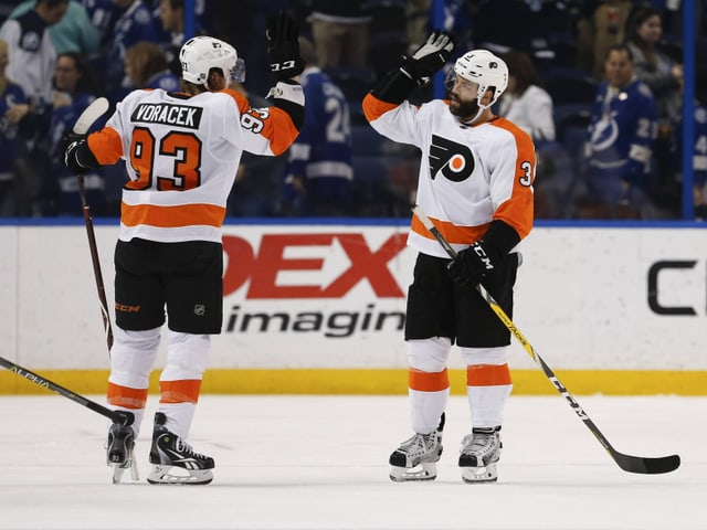 Die beiden tschechischen Philadelphia-Spieler Jakub Voracek und Radko Gudas klatschen sich ab. Die beiden tschechischen Philadelphia-Spieler Jakub Voracek und Radko Gudas klatschen sich ab.