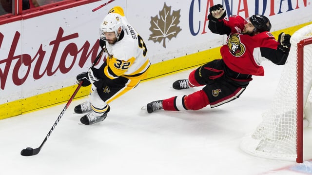 Derick Brassard rutscht gegen Mark Streit aus. Derick Brassard rutscht gegen Mark Streit aus.