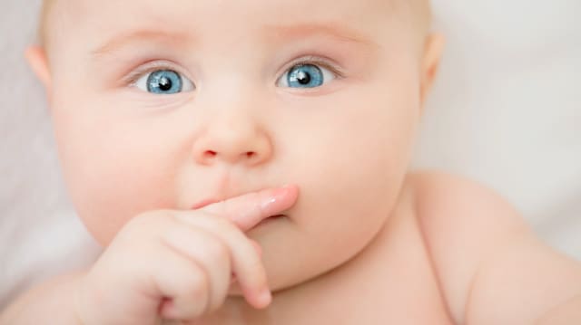 Ein Baby mit Denkerpose. Ein Baby mit Denkerpose.