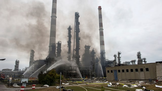 Zerstörung nach Brand auf Raffineriegelände Zerstörung nach Brand auf Raffineriegelände
