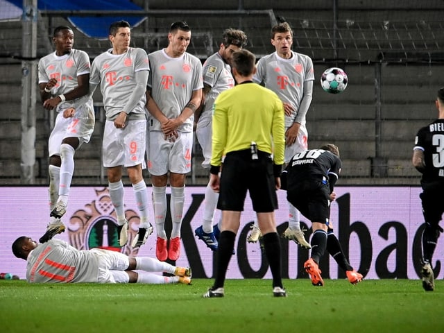 Douglas Costa.