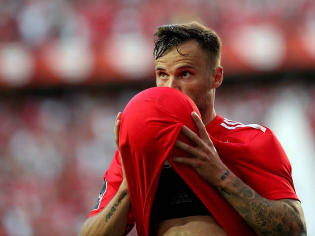Seferovic jubelt mit Ball unter dem Trikot, das er küsst