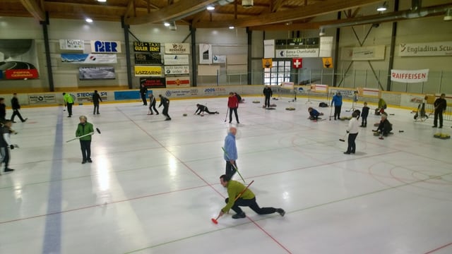Ils participants dal turnier che dattan curling en la halla da glatsch "Gurlaina". Ils participants dal turnier che dattan curling en la halla da glatsch "Gurlaina".