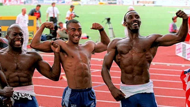 Drei Leichtathleten spielen lachend mit ihren Muskeln. Drei Leichtathleten spielen lachend mit ihren Muskeln.