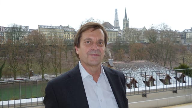 Andreas Zeller steht auf dem Balkon vor seinem Büro und macht einen nachdenklichen Eindruck. Andreas Zeller steht auf dem Balkon vor seinem Büro und macht einen nachdenklichen Eindruck.