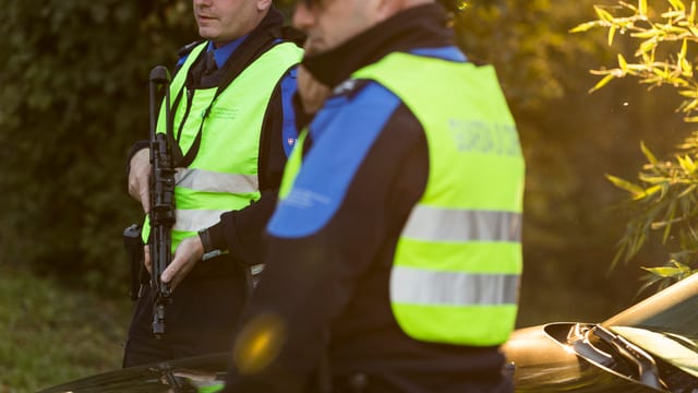 Grenzwächter bei einer Kontrolle Grenzwächter bei einer Kontrolle