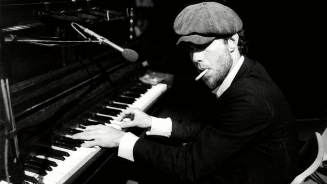Ein Foto von Tom Waits am Piano, 1970. Ein Foto von Tom Waits am Piano, 1970.
