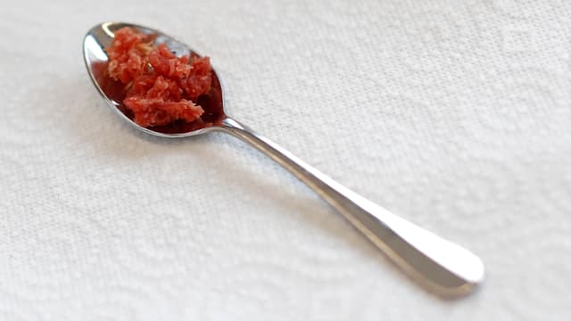 Fleischprobe auf Löffel Fleischprobe auf Löffel