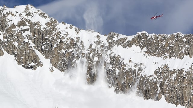 Ein Helikopter sprengt eine Lawine. Ein Helikopter sprengt eine Lawine.