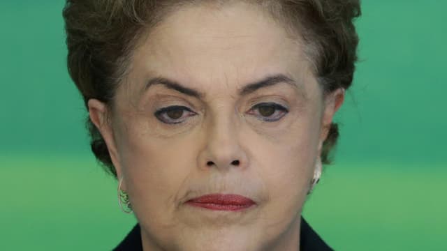 Dilma Rousseff schaut zerknirscht. Dilma Rousseff schaut zerknirscht.