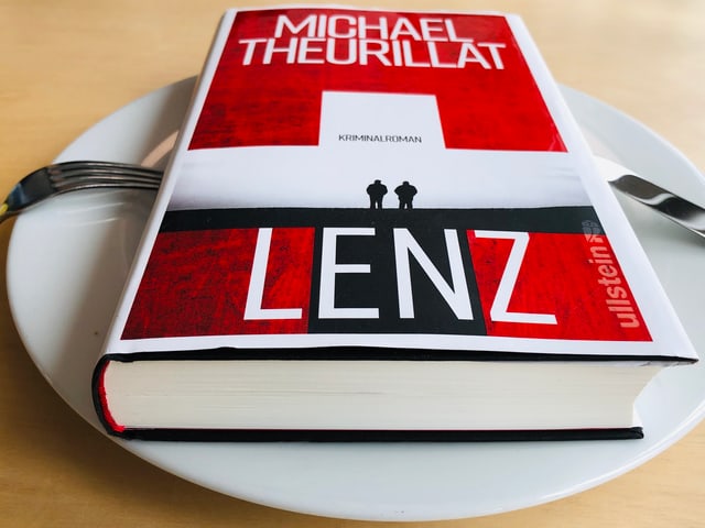 «Lenz» auf einem weissen Teller. Messer und Gabel daneben. «Lenz» auf einem weissen Teller. Messer und Gabel daneben.