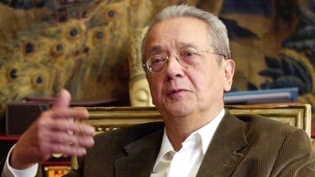 Jacques Vergès hebt in einem Interview gestikulierend die Hand. Jacques Vergès hebt in einem Interview gestikulierend die Hand.