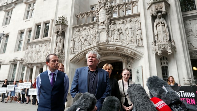 Der nordirische Menschenrechtskommissar Les Allamby gibt vor dem Obersten Gerichtshof in London ein Statement. Der nordirische Menschenrechtskommissar Les Allamby gibt vor dem Obersten Gerichtshof in London ein Statement.