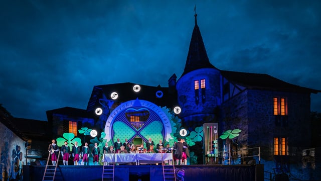 Schloss mit Kulisse bei Nacht. Schloss mit Kulisse bei Nacht.